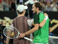 开云体育官网-年终总决赛鏖战澳网，梅德韦杰夫带队取胜