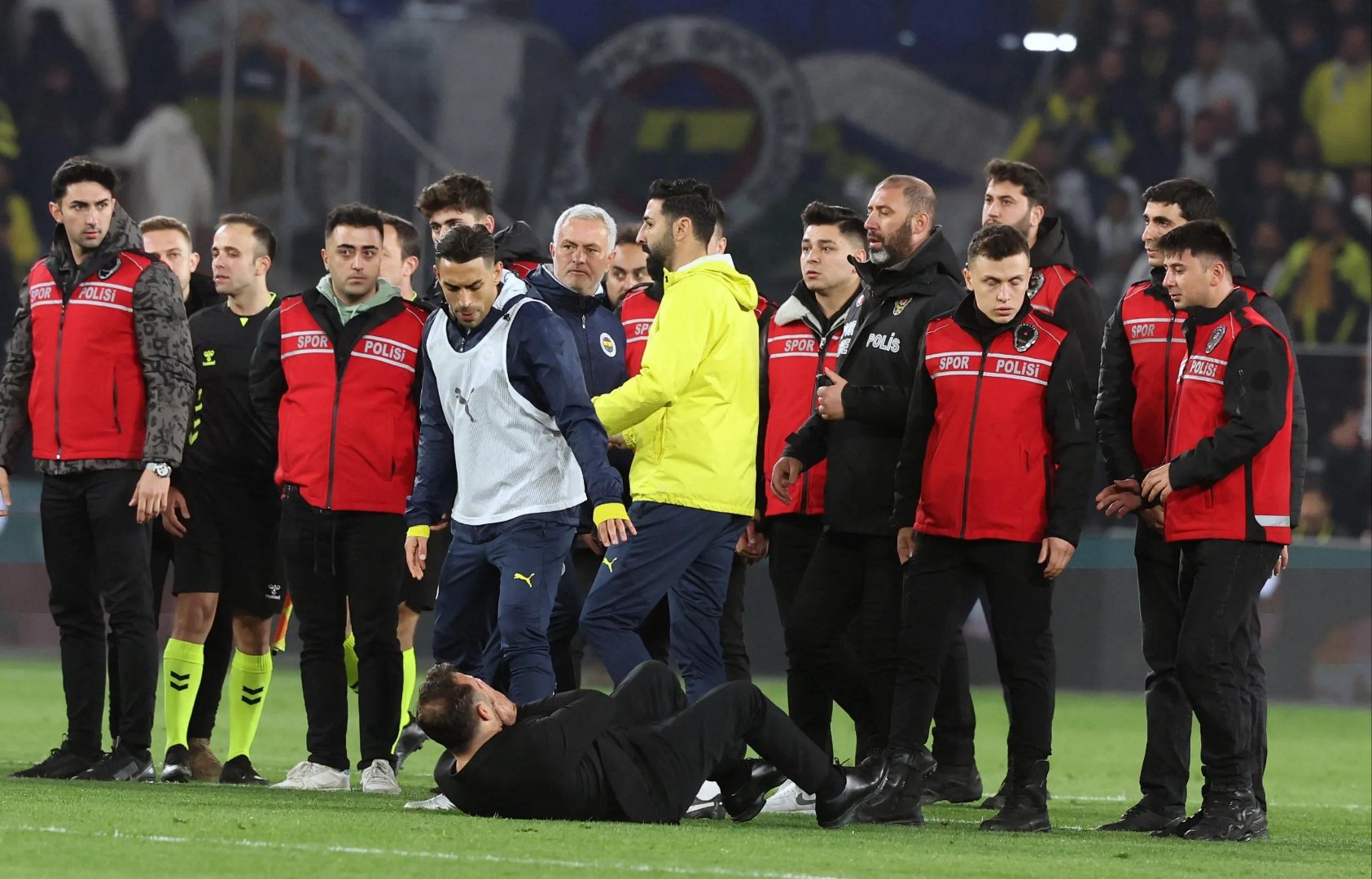 开云体育在线-拉沃尔杯险胜蒙特卡洛大师赛，穆雷点燃赛场的简单介绍